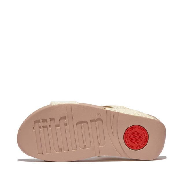 Women's Fit Flop Lulu Shimmerweave Sliders in Stone De Lulu slippers van FitFlop zijn klassiekers. Blijvend populair, ze zijn zacht gevoerd en kunnen omhoog of omlaag gekleed worden. Ze staan op FitFlop's legendarische super dempende Microwobbleboard™ tussenzool. Dit seizoen uitgevoerd in een glinsterende stof met een chique 'tweedy' uitstraling. Afgerand met metallic parelmoeren biezen van imitatieleer voor extra glans. Subtiel glinsterende sandalen die je overal bij kunt dragen en prachtig zijn van dag tot nacht.