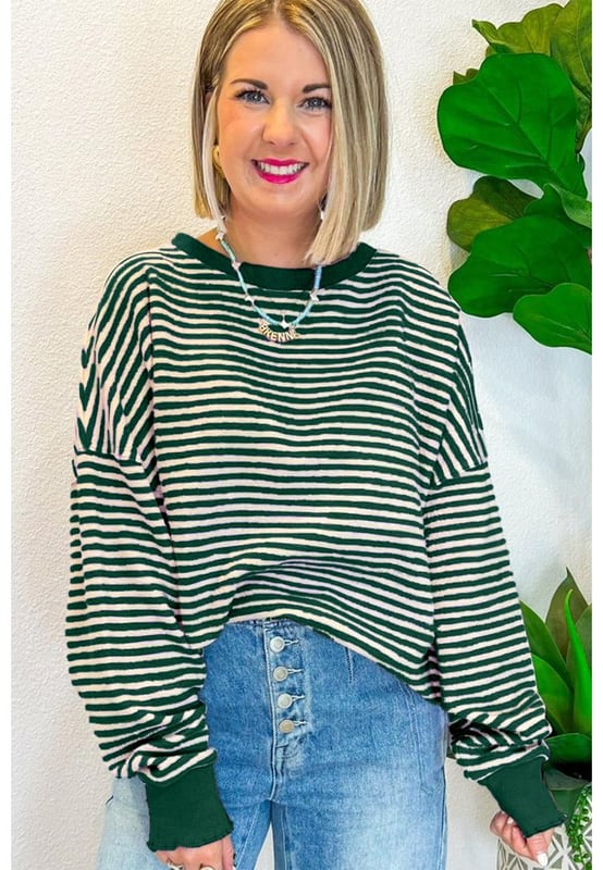 Top de manga larga suelto con hombros caídos y rayas verdes  
Diseño a rayas atemporal  
Corte suelto para una comodidad óptima  
Estilo de hombro caído a la moda  
Cuello redondo favorecedor  
Versátil y adecuado para varios estilos  
Medio  
Alta elasticidad para mayor comodidad  
Material: 97% Poliéster 3% Elastano