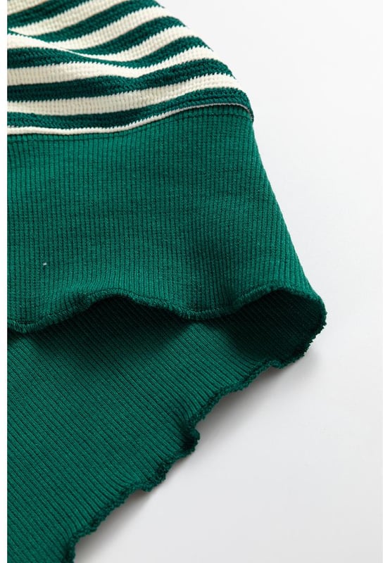 Top de manga larga suelto con hombros caídos y rayas verdes  
Diseño a rayas atemporal  
Corte suelto para una comodidad óptima  
Estilo de hombro caído a la moda  
Cuello redondo favorecedor  
Versátil y adecuado para varios estilos  
Medio  
Alta elasticidad para mayor comodidad  
Material: 97% Poliéster 3% Elastano