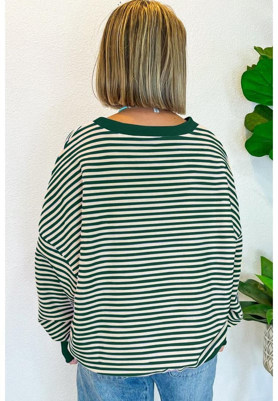 Top de manga larga suelto con hombros caídos y rayas verdes  
Diseño a rayas atemporal  
Corte suelto para una comodidad óptima  
Estilo de hombro caído a la moda  
Cuello redondo favorecedor  
Versátil y adecuado para varios estilos  
Medio  
Alta elasticidad para mayor comodidad  
Material: 97% Poliéster 3% Elastano