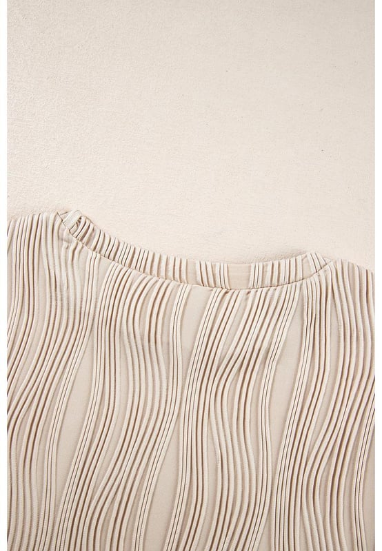 Apricot Textured Wavy Round Neck Long Sleeve Top
  Intricate wavy fabric for a distinctive tactile appeal
  Classic round neck suitable for most
  Timeless design that complements any casual wardrobe
  Concise style and solid color make it versatile to style
  Unisex top that pairs well with any fashionable jeans and pants
  Size chart available for your convenience
Material: 91% Polyester 9% Elastane