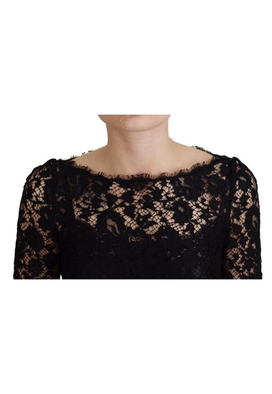 A estrenar con etiquetas.
  Hecho en Italia.
  Top de manga larga de encaje floral.
  Material: 46% algodon 43% viscosa 11% nailon.
  Color: Ribete de encaje negro.
  Iconico logotipo de Dolce & Gabbana.
  Tallas de mujer.