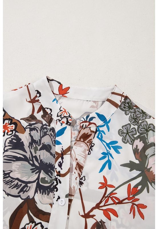 Camisa suelta y casual que permite un fácil movimiento. Impresión floral blanca para un look fresco y relajado todos los días. Botones en la parte delantera para opciones de estilo versátiles. Mangas tipo globo a la moda. Diseño unisex. Material: 100% Poliéster.