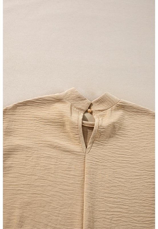 Blusa naranja  
Mangas globo elegantes con puños elásticos  
Detalle de ojo de cerradura en la parte posterior con un delicado cierre de botón dorado  
Patrón de lunares suizos en la tela contrastante en las mangas  
Ligera y cómoda  
Material: 100% Poliéster