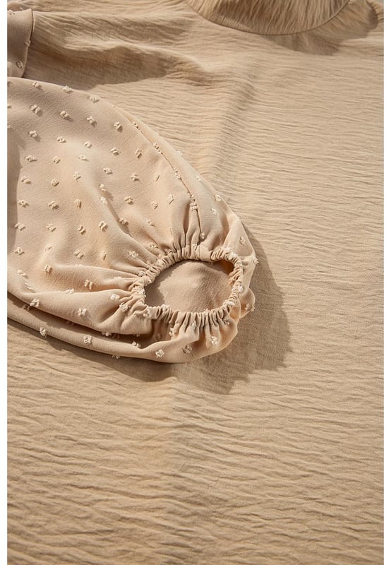 Blusa naranja  
Mangas globo elegantes con puños elásticos  
Detalle de ojo de cerradura en la parte posterior con un delicado cierre de botón dorado  
Patrón de lunares suizos en la tela contrastante en las mangas  
Ligera y cómoda  
Material: 100% Poliéster
