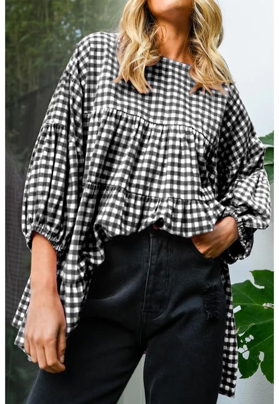 Diseño a cuadros negro a la moda  
Ajuste holgado para comodidad y estilo sin esfuerzo  
Diseño en capas que añade un toque de elegancia  
Estilo babydoll para una silueta encantadora y femenina  
Disponible en una variedad de blusas para envío directo  
Consulta la tabla de tallas para un ajuste preciso  
Material: 50% Poliéster 50% Algodón