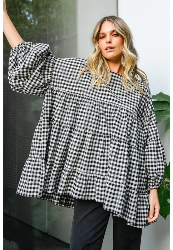 Diseño a cuadros negro a la moda  
Ajuste holgado para comodidad y estilo sin esfuerzo  
Diseño en capas que añade un toque de elegancia  
Estilo babydoll para una silueta encantadora y femenina  
Disponible en una variedad de blusas para envío directo  
Consulta la tabla de tallas para un ajuste preciso  
Material: 50% Poliéster 50% Algodón