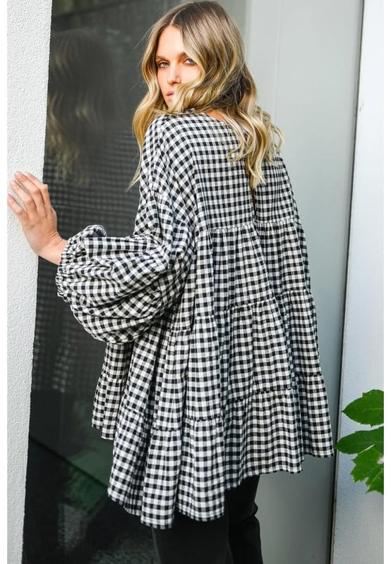Diseño a cuadros negro a la moda  
Ajuste holgado para comodidad y estilo sin esfuerzo  
Diseño en capas que añade un toque de elegancia  
Estilo babydoll para una silueta encantadora y femenina  
Disponible en una variedad de blusas para envío directo  
Consulta la tabla de tallas para un ajuste preciso  
Material: 50% Poliéster 50% Algodón