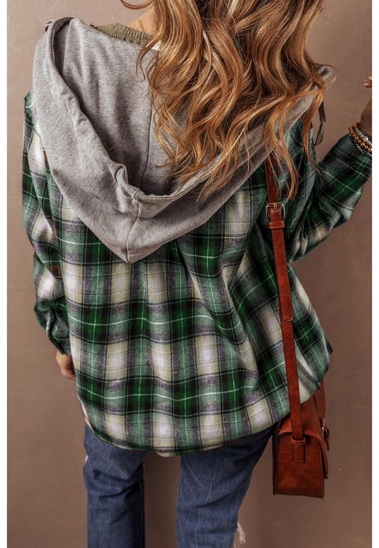 Patrón de cuadros verde atemporal  
Diseño de shacket versátil que combina camisa y chaqueta  
Práctico bolsillo en el pecho con cierre de botón  
Características de capucha casual y funcional  
Disponible en varias tallas  
Apto para todos los géneros  
 material: 62.7% poliéster 37.3% algodón