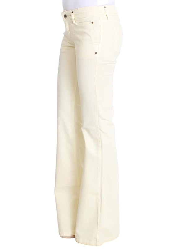 Costume National Women's White Cotton Stretch Flare Jeans 100% authentic Costume National CNC jeans
Flattering flare bootcut fit
Stylish off
white color
Made from 98% cotton and 2% elastane
Zipper fly
Two front and two back pockets
Logo details
Made in Italy
Material: 98% Cotton 2% Elastane