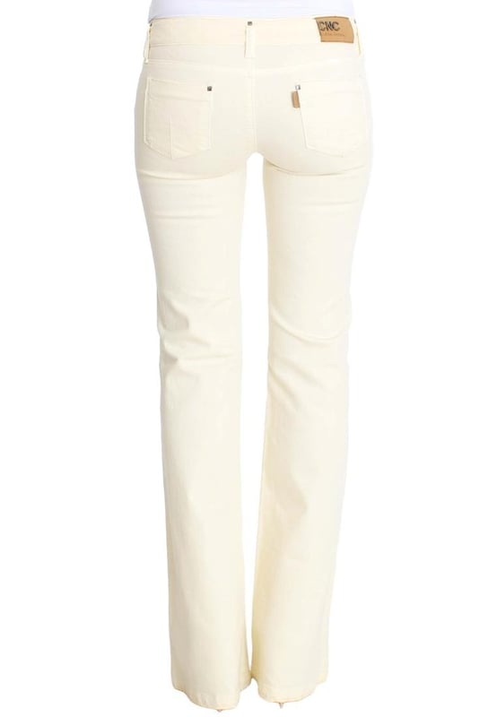 Costume National Women's White Cotton Stretch Flare Jeans 100% authentic Costume National CNC jeans
Flattering flare bootcut fit
Stylish off
white color
Made from 98% cotton and 2% elastane
Zipper fly
Two front and two back pockets
Logo details
Made in Italy
Material: 98% Cotton 2% Elastane