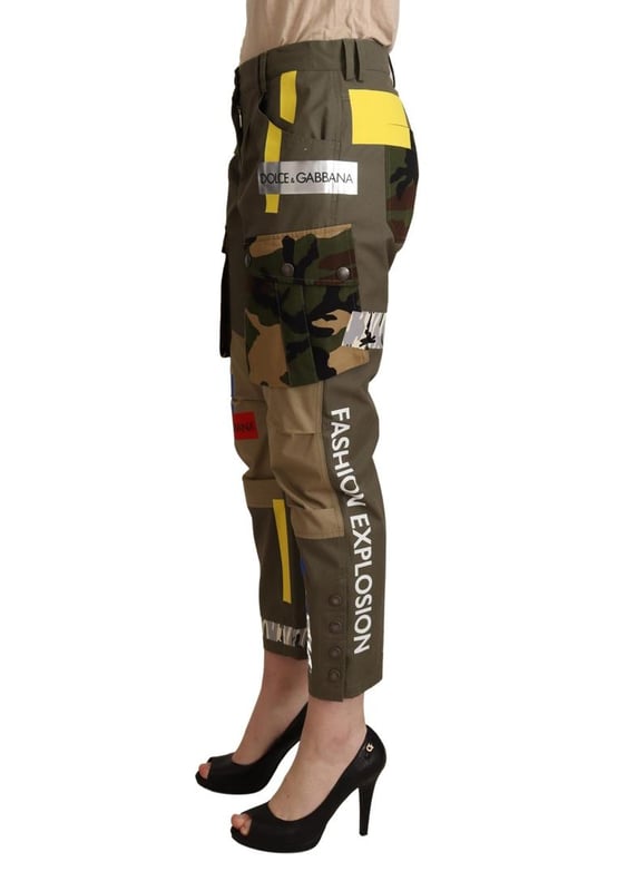 100% Authentieke Dolce & Gabbana Logo Cargo Broek  
Moderne stijl met unieke details en logo's  
Gemaakt van donkergroene katoen met kleurrijke patches  
Knopen aan de zijkant van de onderkant van de pijp  
Mid Waist Cargo Broek met een reguliere pasvorm  
Groene kleur met meerkleurige details  
Ritssluiting en knoopsluiting  
Logo details  
Gemaakt in Italië  
Materiaal: 100% Katoen