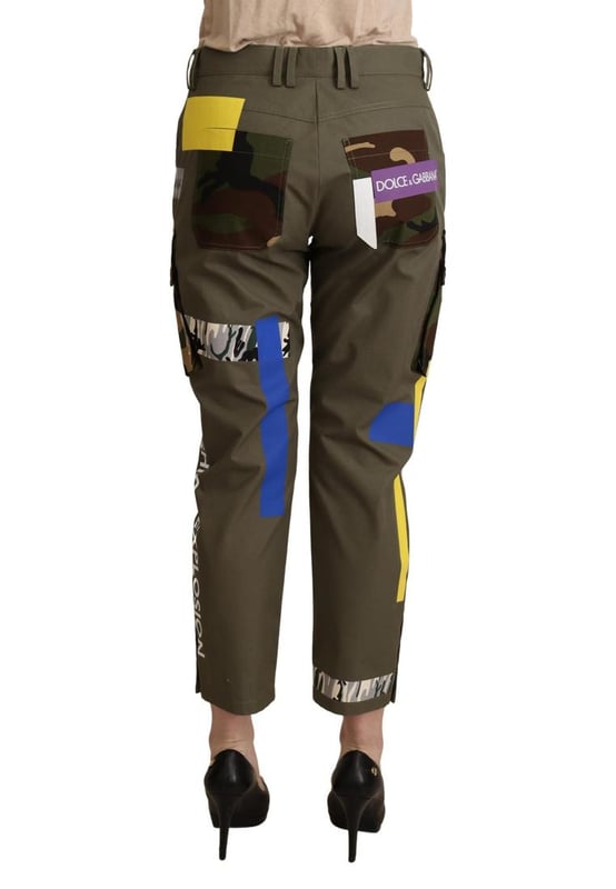 100% Authentieke Dolce & Gabbana Logo Cargo Broek  
Moderne stijl met unieke details en logo's  
Gemaakt van donkergroene katoen met kleurrijke patches  
Knopen aan de zijkant van de onderkant van de pijp  
Mid Waist Cargo Broek met een reguliere pasvorm  
Groene kleur met meerkleurige details  
Ritssluiting en knoopsluiting  
Logo details  
Gemaakt in Italië  
Materiaal: 100% Katoen