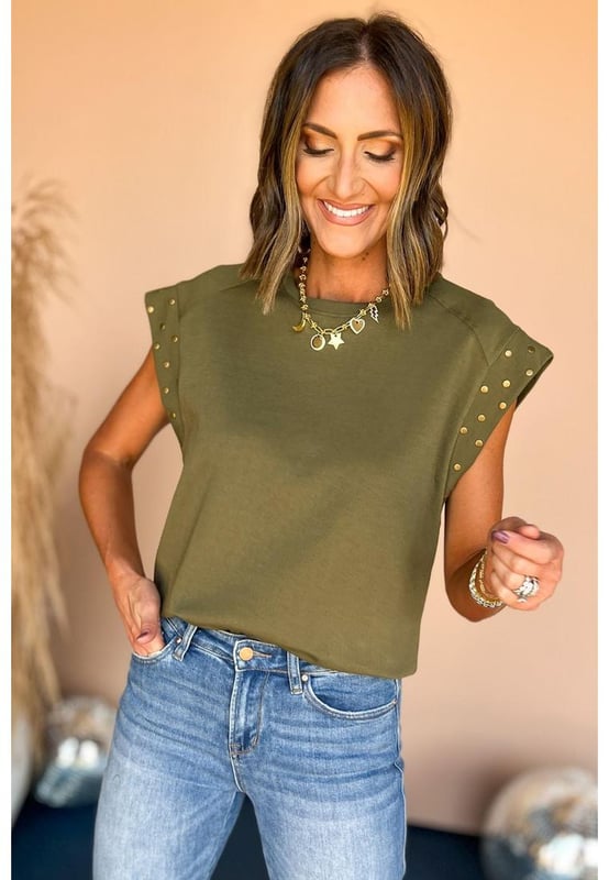 Top corto de manga corta verde con tachuelas de metal  
Las tachuelas de metal colocadas estratégicamente añaden un toque audaz a tu atuendo  
Confeccionado con materiales de alta calidad para ofrecer la máxima comodidad y transpirabilidad  
Versátil y fácil de usar  
Disponible en tallas S a XL  
Consulta la tabla de tallas para medidas precisas