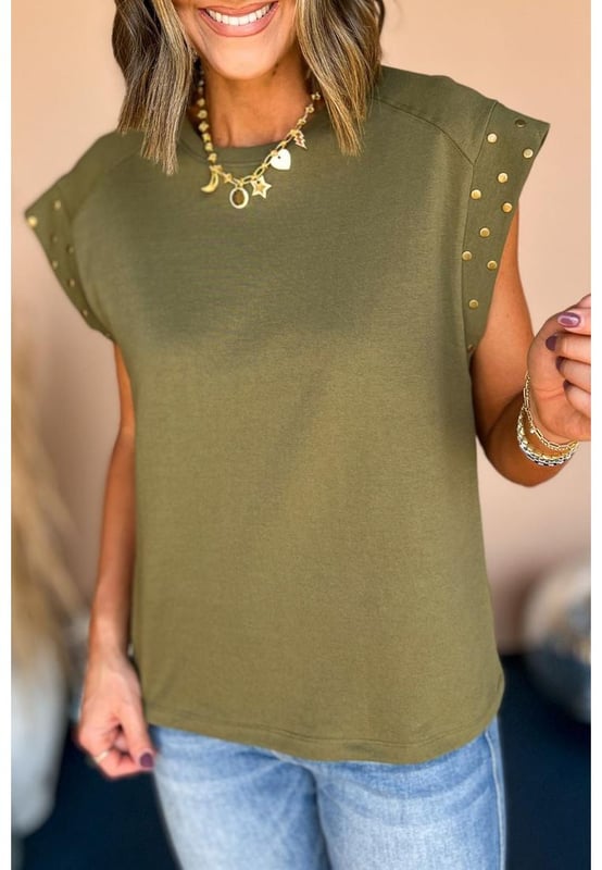 Top corto de manga corta verde con tachuelas de metal  
Las tachuelas de metal colocadas estratégicamente añaden un toque audaz a tu atuendo  
Confeccionado con materiales de alta calidad para ofrecer la máxima comodidad y transpirabilidad  
Versátil y fácil de usar  
Disponible en tallas S a XL  
Consulta la tabla de tallas para medidas precisas