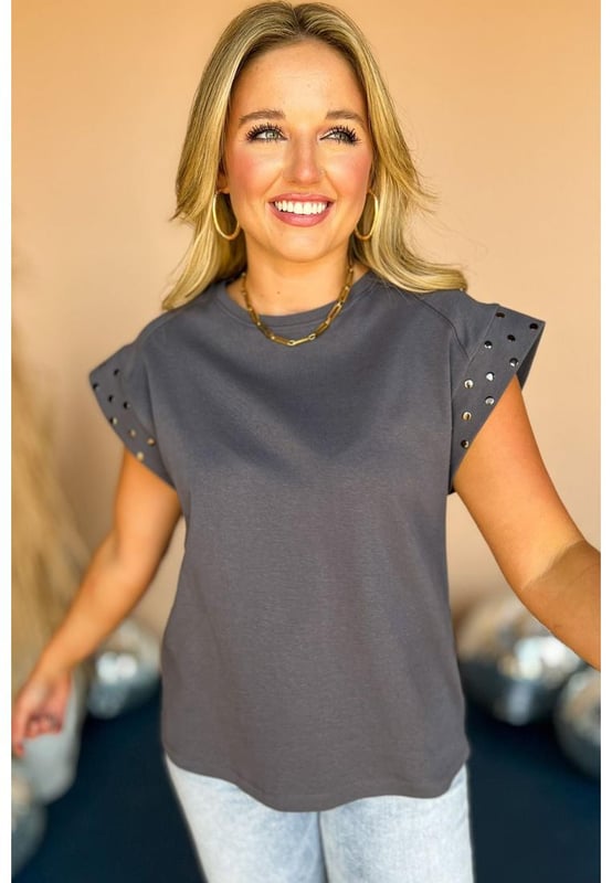 Top de corto con mangas cortas en gris oscuro con tachuelas  
Tachuelas metálicas colocadas estratégicamente para un look atrevido  
Hecho de materiales finos para máxima comodidad y transpirabilidad  
Pieza única y a la moda para destacar entre la multitud  
Versátil y fácil de llevar  
Tabla de tallas disponible para tu conveniencia