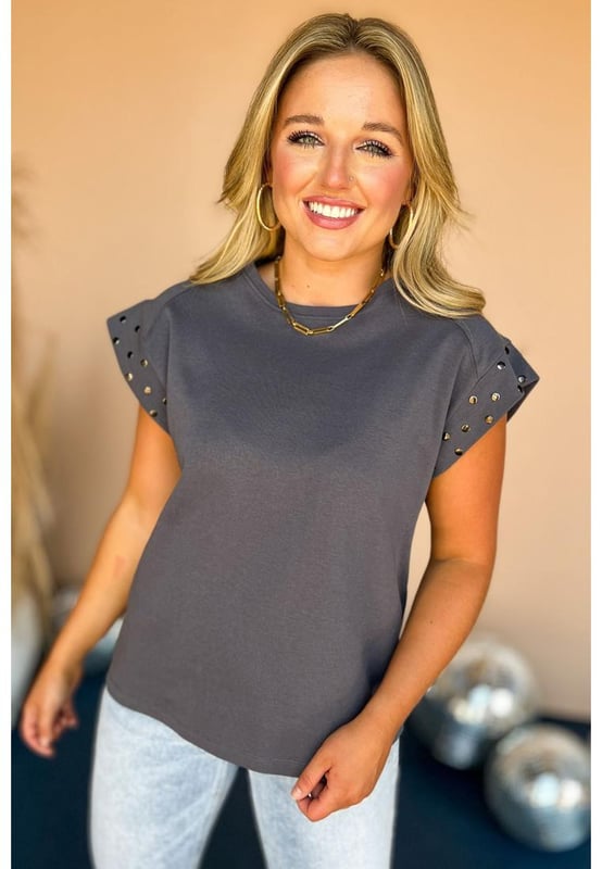 Top de corto con mangas cortas en gris oscuro con tachuelas  
Tachuelas metálicas colocadas estratégicamente para un look atrevido  
Hecho de materiales finos para máxima comodidad y transpirabilidad  
Pieza única y a la moda para destacar entre la multitud  
Versátil y fácil de llevar  
Tabla de tallas disponible para tu conveniencia