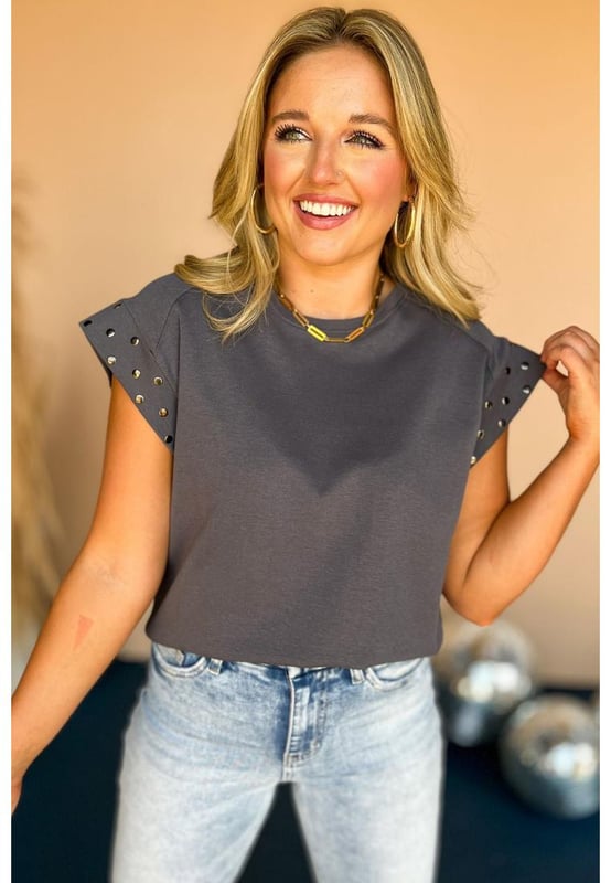 Top de corto con mangas cortas en gris oscuro con tachuelas  
Tachuelas metálicas colocadas estratégicamente para un look atrevido  
Hecho de materiales finos para máxima comodidad y transpirabilidad  
Pieza única y a la moda para destacar entre la multitud  
Versátil y fácil de llevar  
Tabla de tallas disponible para tu conveniencia