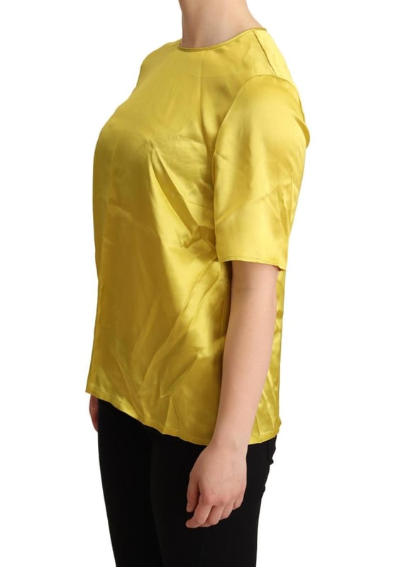 Marca: Dolce & Gabbana  
Condición: Nuevo con etiquetas  
Material: 100% Seda  
Color: Amarillo  
Escote: Cuello redondo  
Manga: Mangas cortas  
Cierre: Cierre en la parte posterior con botones de sujeción  
Detalles del logo  
Hecho en Italia