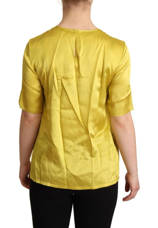 Marca: Dolce & Gabbana  
Condición: Nuevo con etiquetas  
Material: 100% Seda  
Color: Amarillo  
Escote: Cuello redondo  
Manga: Mangas cortas  
Cierre: Cierre en la parte posterior con botones de sujeción  
Detalles del logo  
Hecho en Italia