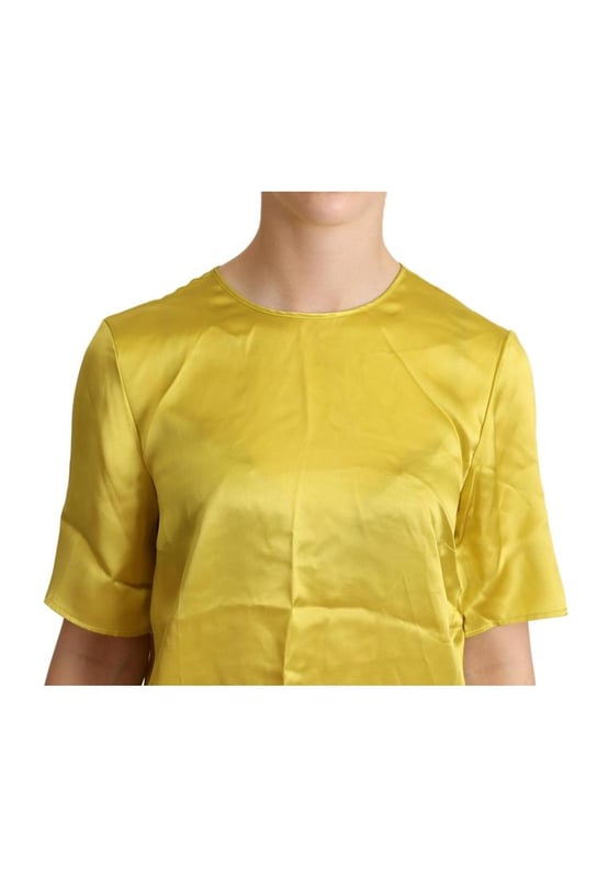 Marca: Dolce & Gabbana  
Condición: Nuevo con etiquetas  
Material: 100% Seda  
Color: Amarillo  
Escote: Cuello redondo  
Manga: Mangas cortas  
Cierre: Cierre en la parte posterior con botones de sujeción  
Detalles del logo  
Hecho en Italia