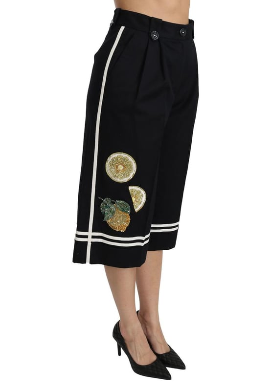 Merk: Dolce & Gabbana  
Staat: Nieuw met etiketten  
Stijl: Hoge taille palazzo cropped broek  
Pasvorm: Reguliere pasvorm  
Materiaal: 90% Katoen 1% Elastaan  
Kleur: Zwart met citroenversieringen  
Vlies: Ritssluiting en knoopsluiting  
Logo-details  
Gemaakt in Italië