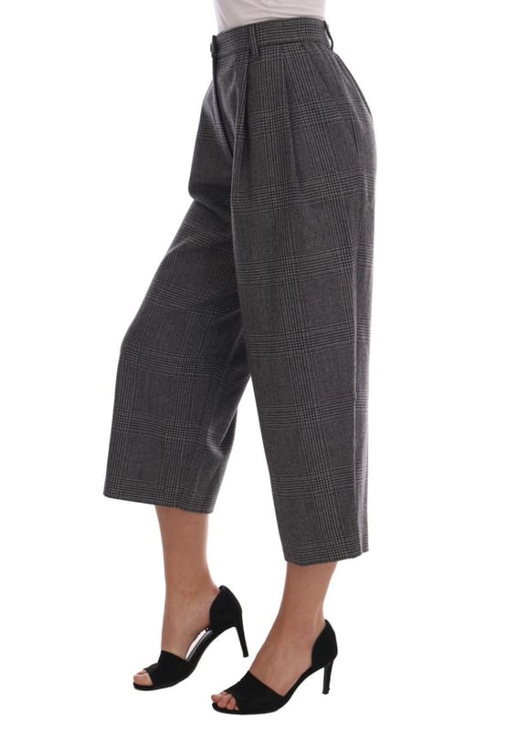Marca: Dolce & Gabbana  
Color: Gris con patrón de cuadros  
Estilo: Pantalones Capri  
Cierre: Cremallera  
Detalles: Decoraciones con logotipo  
Material: 100% Lana  
Hecho en Italia  