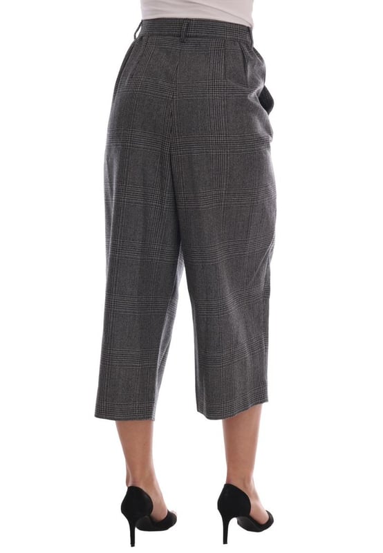 Marca: Dolce & Gabbana  
Color: Gris con patrón de cuadros  
Estilo: Pantalones Capri  
Cierre: Cremallera  
Detalles: Decoraciones con logotipo  
Material: 100% Lana  
Hecho en Italia  