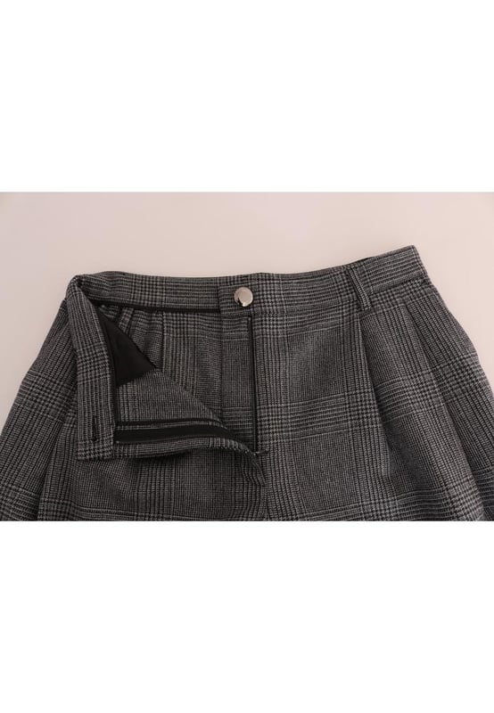 Marca: Dolce & Gabbana  
Color: Gris con patrón de cuadros  
Estilo: Pantalones Capri  
Cierre: Cremallera  
Detalles: Decoraciones con logotipo  
Material: 100% Lana  
Hecho en Italia  