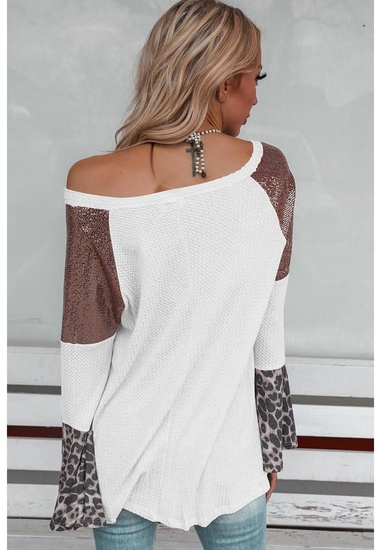 Túnica blanca de lentejuelas con patchwork y mangas acampanadas de pico  
Unisex  
Prenda versátil que se puede vestir de manera formal o informal  
Escote en V favorecedor  
Hermosos detalles de patchwork de lentejuelas  
Elegantes mangas acampanadas  
Materiales de alta calidad para comodidad y durabilidad  
Imprescindible para personas con estilo avanzado