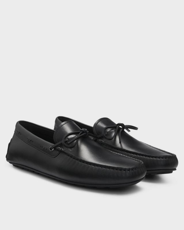 With a pebbled outsole for great traction, these driver-style BOSS Menswear moccasins are a modern must. Soft leather uppers with a bow trim.

Fastening top: Slip-on
Fully lined
Packaging: Box

 Upper material: 100% Cow skin, Lining: 90% Polyamide, 10% Polyurethane, Sole: 100% Thermoplastic polyurethane, Innersole: 90% Polyamide, 10% Polyurethane 
50541771