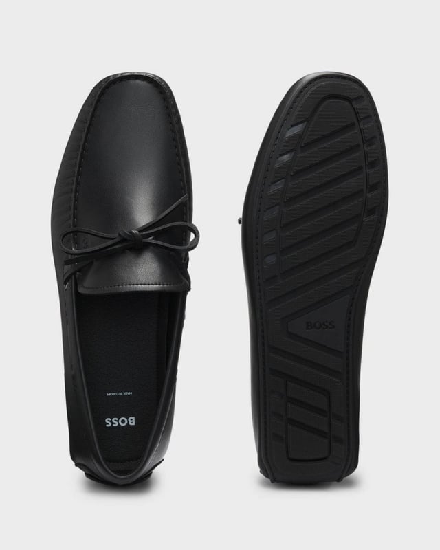 With a pebbled outsole for great traction, these driver-style BOSS Menswear moccasins are a modern must. Soft leather uppers with a bow trim.

Fastening top: Slip-on
Fully lined
Packaging: Box

 Upper material: 100% Cow skin, Lining: 90% Polyamide, 10% Polyurethane, Sole: 100% Thermoplastic polyurethane, Innersole: 90% Polyamide, 10% Polyurethane 
50541771