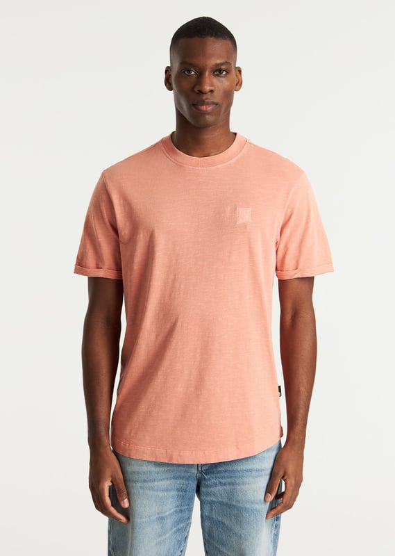 Das Brody Slub ist ein Regular-Fit-T-Shirt mit Garment-Dye-Färbung. Versehen mit charakteristischen CHASIN'-Details.