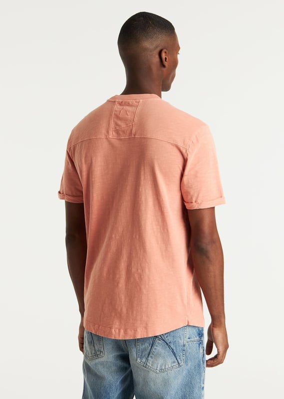 Das Brody Slub ist ein Regular-Fit-T-Shirt mit Garment-Dye-Färbung. Versehen mit charakteristischen CHASIN'-Details.