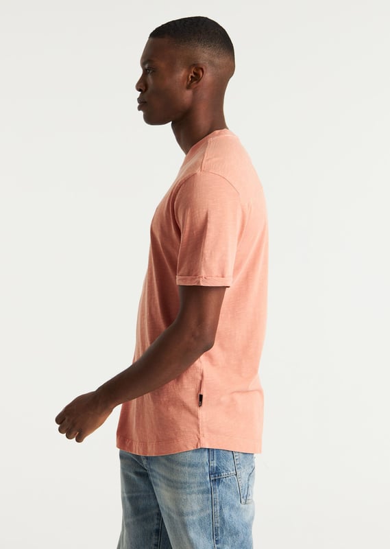 Das Brody Slub ist ein Regular-Fit-T-Shirt mit Garment-Dye-Färbung. Versehen mit charakteristischen CHASIN'-Details.