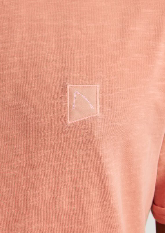 Das Brody Slub ist ein Regular-Fit-T-Shirt mit Garment-Dye-Färbung. Versehen mit charakteristischen CHASIN'-Details.