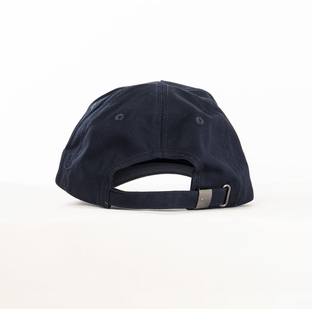 De Bikkembergs herenpet is een sportief en stijlvol accessoire dat is ontworpen om een moderne touch toe te voegen aan de alledaagse look. Met een eenvoudig ontwerp en opvallende details, zoals het merklogo, is hij perfect voor wie op zoek is naar een casual en toch elegante touch. De veelzijdige en functionele hoed weerspiegelt de dynamische benadering van het merk en combineert comfort en trendyheid in een praktisch accessoire, ideaal om een urban outfit compleet te maken.