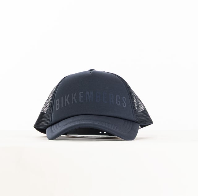Die Herrenmütze von Bikkembergs ist ein sportliches und stilvolles Accessoire, das dem Alltagslook einen modernen Touch verleiht. Mit seinem schlichten Design und den markanten Details wie dem Markenlogo ist er perfekt für alle, die einen lässigen und doch eleganten Touch suchen. Der Hut ist vielseitig und funktionell und spiegelt den dynamischen Ansatz der Marke wider, indem er Komfort und Trendigkeit in einem praktischen Accessoire vereint, das ideal ist, um ein urbanes Outfit zu vervollständigen.