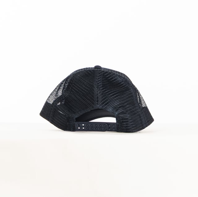Die Herrenmütze von Bikkembergs ist ein sportliches und stilvolles Accessoire, das dem Alltagslook einen modernen Touch verleiht. Mit seinem schlichten Design und den markanten Details wie dem Markenlogo ist er perfekt für alle, die einen lässigen und doch eleganten Touch suchen. Der Hut ist vielseitig und funktionell und spiegelt den dynamischen Ansatz der Marke wider, indem er Komfort und Trendigkeit in einem praktischen Accessoire vereint, das ideal ist, um ein urbanes Outfit zu vervollständigen.