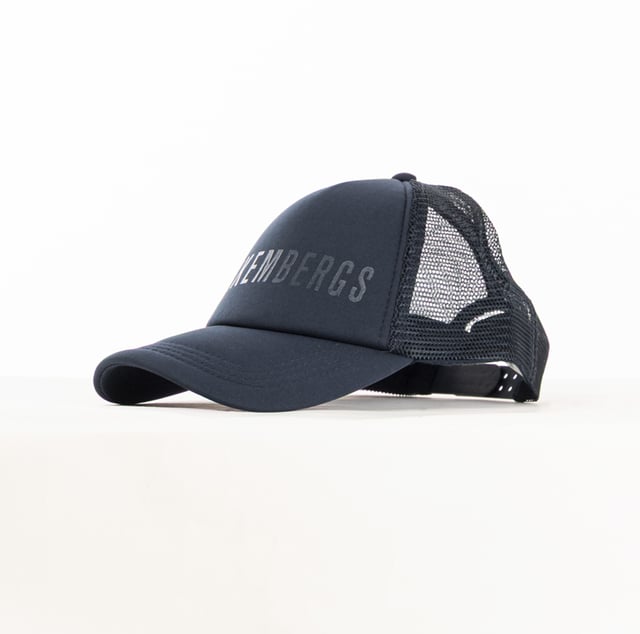 Die Herrenmütze von Bikkembergs ist ein sportliches und stilvolles Accessoire, das dem Alltagslook einen modernen Touch verleiht. Mit seinem schlichten Design und den markanten Details wie dem Markenlogo ist er perfekt für alle, die einen lässigen und doch eleganten Touch suchen. Der Hut ist vielseitig und funktionell und spiegelt den dynamischen Ansatz der Marke wider, indem er Komfort und Trendigkeit in einem praktischen Accessoire vereint, das ideal ist, um ein urbanes Outfit zu vervollständigen.