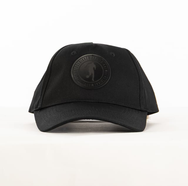 De Bikkembergs herenpet is een sportief en stijlvol accessoire dat is ontworpen om een moderne touch toe te voegen aan de alledaagse look. Met een eenvoudig ontwerp en opvallende details, zoals het merklogo, is hij perfect voor wie op zoek is naar een casual en toch elegante touch. De veelzijdige en functionele hoed weerspiegelt de dynamische benadering van het merk en combineert comfort en trendyheid in een praktisch accessoire, ideaal om een stedelijke outfit compleet te maken.