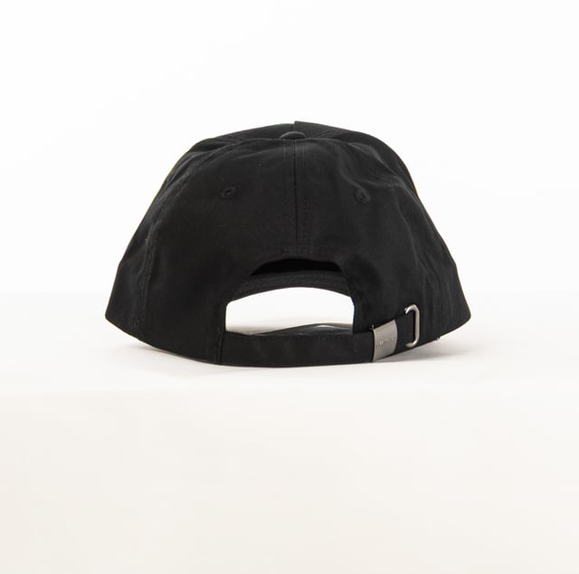 De Bikkembergs herenpet is een sportief en stijlvol accessoire dat is ontworpen om een moderne touch toe te voegen aan de alledaagse look. Met een eenvoudig ontwerp en opvallende details, zoals het merklogo, is hij perfect voor wie op zoek is naar een casual en toch elegante touch. De veelzijdige en functionele hoed weerspiegelt de dynamische benadering van het merk en combineert comfort en trendyheid in een praktisch accessoire, ideaal om een stedelijke outfit compleet te maken.