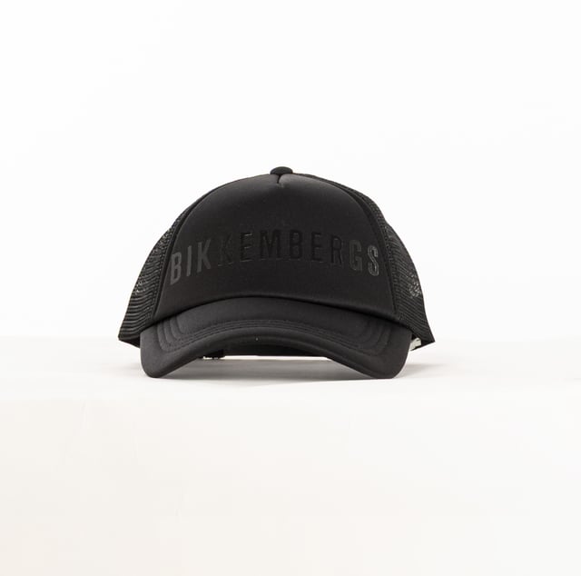 De Bikkembergs herenpet is een sportief en stijlvol accessoire dat is ontworpen om een moderne touch toe te voegen aan de alledaagse look. Met een eenvoudig ontwerp en opvallende details, zoals het merklogo, is hij perfect voor wie op zoek is naar een casual en toch elegante touch. De veelzijdige en functionele hoed weerspiegelt de dynamische benadering van het merk en combineert comfort en trendyheid in een praktisch accessoire, ideaal om een urban outfit compleet te maken.