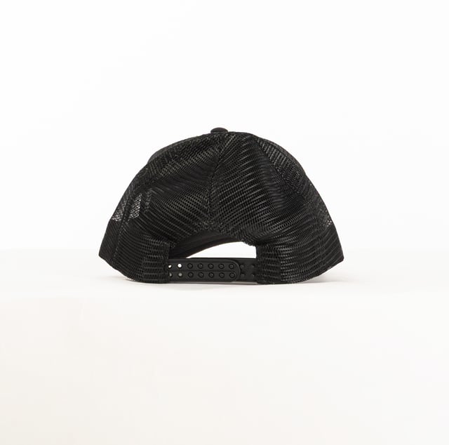 De Bikkembergs herenpet is een sportief en stijlvol accessoire dat is ontworpen om een moderne touch toe te voegen aan de alledaagse look. Met een eenvoudig ontwerp en opvallende details, zoals het merklogo, is hij perfect voor wie op zoek is naar een casual en toch elegante touch. De veelzijdige en functionele hoed weerspiegelt de dynamische benadering van het merk en combineert comfort en trendyheid in een praktisch accessoire, ideaal om een urban outfit compleet te maken.