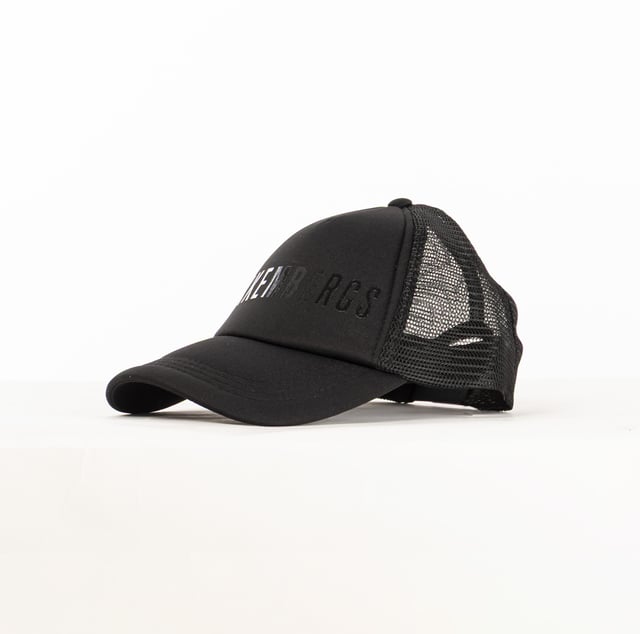 De Bikkembergs herenpet is een sportief en stijlvol accessoire dat is ontworpen om een moderne touch toe te voegen aan de alledaagse look. Met een eenvoudig ontwerp en opvallende details, zoals het merklogo, is hij perfect voor wie op zoek is naar een casual en toch elegante touch. De veelzijdige en functionele hoed weerspiegelt de dynamische benadering van het merk en combineert comfort en trendyheid in een praktisch accessoire, ideaal om een urban outfit compleet te maken.