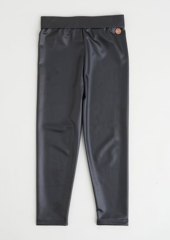 Eloise high shine legging. Girls. add edge to your new-season style with these leather-look leggings. Super stretchy and high waisted. Team with cosy knits or woven tops. layer with aviator jackets and your lace up boots and rock your autumn style! Angel & Rocket cares – made with recyecled polyester Colour :   About me: 95% Polyester 5% elastane Look after me – Think planet. wash at 30c.