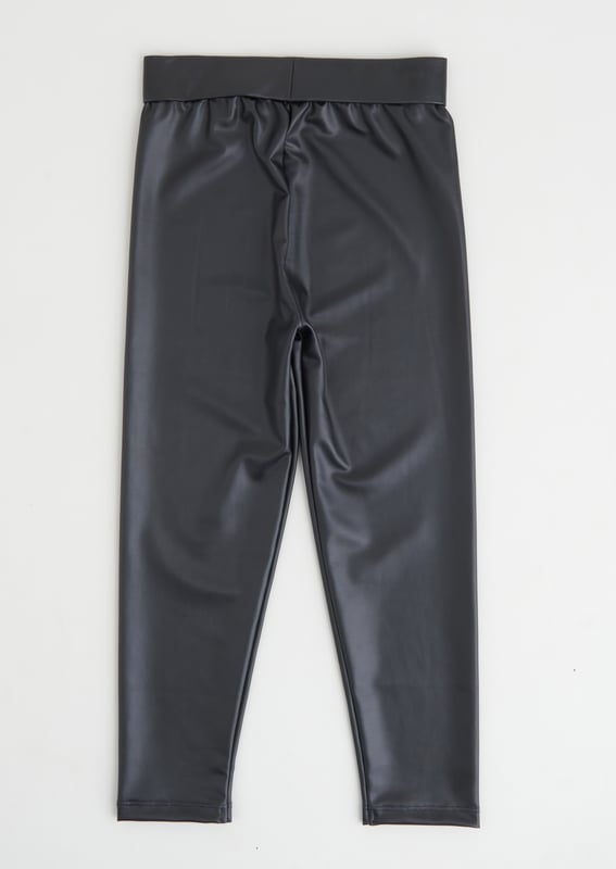Eloise high shine legging. Girls. add edge to your new-season style with these leather-look leggings. Super stretchy and high waisted. Team with cosy knits or woven tops. layer with aviator jackets and your lace up boots and rock your autumn style! Angel & Rocket cares – made with recyecled polyester Colour :   About me: 95% Polyester 5% elastane Look after me – Think planet. wash at 30c.