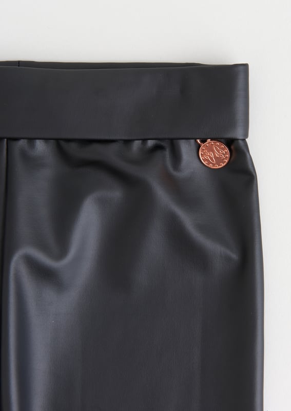 Eloise high shine legging. Girls. add edge to your new-season style with these leather-look leggings. Super stretchy and high waisted. Team with cosy knits or woven tops. layer with aviator jackets and your lace up boots and rock your autumn style! Angel & Rocket cares – made with recyecled polyester Colour :   About me: 95% Polyester 5% elastane Look after me – Think planet. wash at 30c.