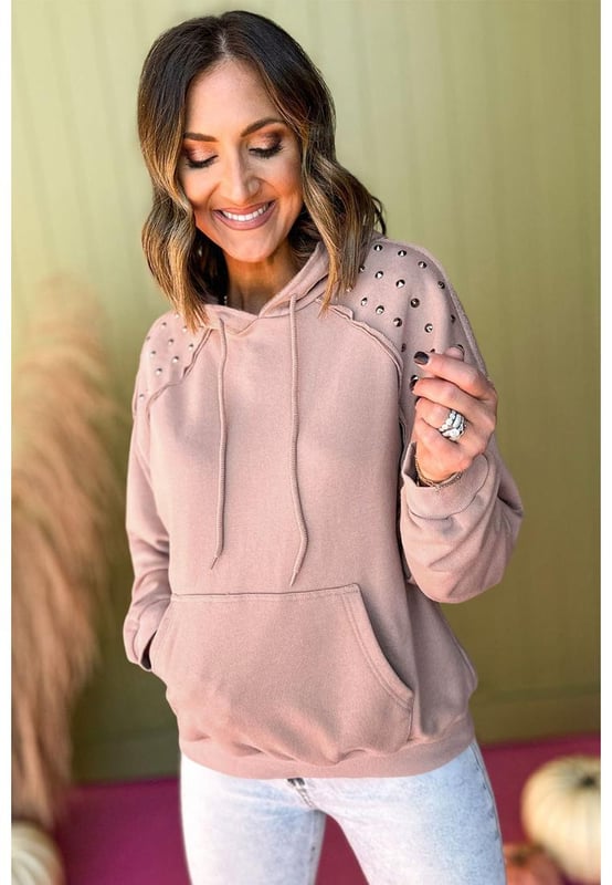 Fucsia Color Sólido  
Detalles de Tachuelas  
Manga Raglán  
Sudadera con Bolsillo  
Práctico Bolsillo Tipo Canguro  
Materiales de Calidad para Comodidad y Durabilidad  
Disponible en Varias Tallas