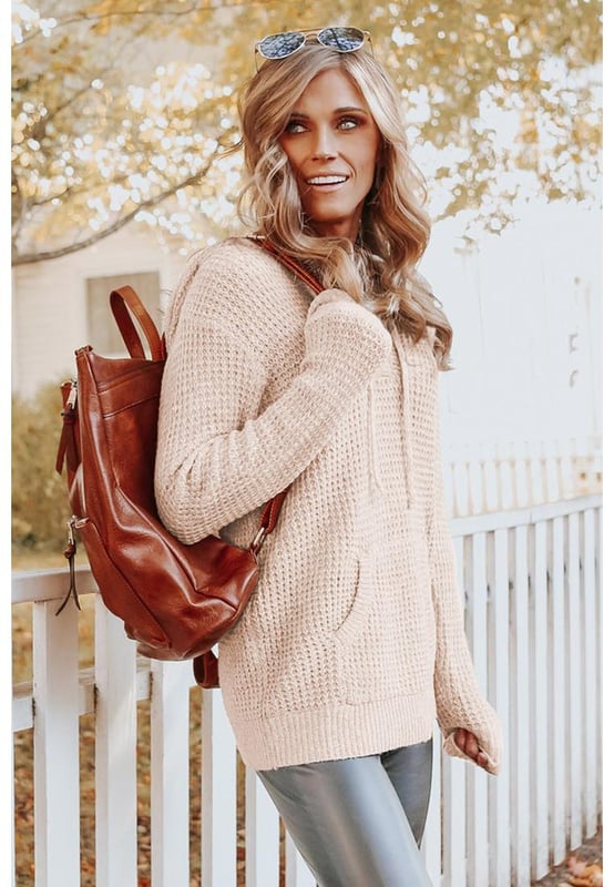 Suéter de punto con capucha y bolsillo tipo canguro para un look casual  
Cuello con botones para facilitar su uso  
Fabricado en tejido de punto suave, ligero y cálido  
Apto para viajes casuales, citas en casa, fiestas, trabajo y compras  
Una adición imprescindible a tu guardarropa de invierno  
Material: 65% Acrílico 35% Poliéster